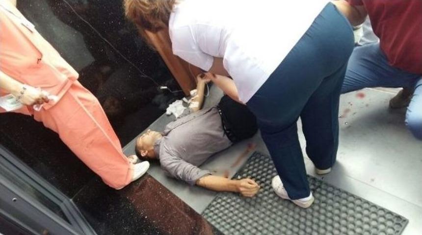 Soygun İ&ccedil;in Kuyumcuya Girdi, &Ccedil;alışanları Vurdu