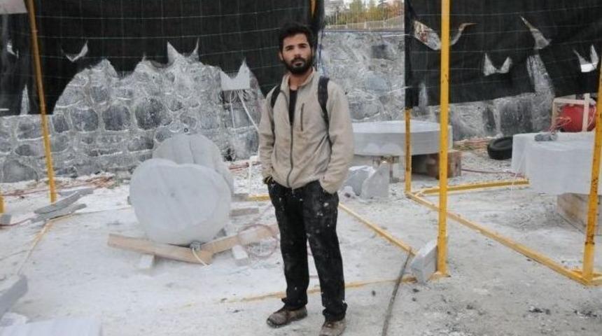 2. Bisanthe Taş Heykel Sempozyumu&rsquo;nda &ldquo;&uuml;stten Gelen El&rdquo; Heykeli