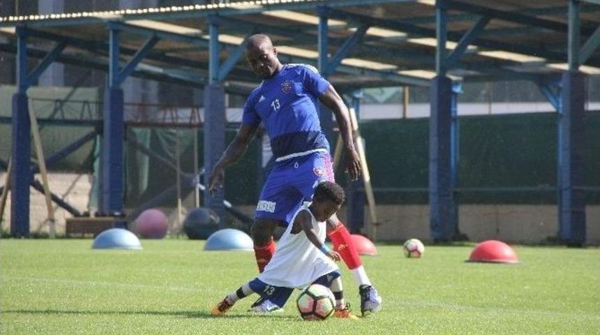 Dany&rsquo;nin 4 Yaşındaki Oğlu Juniour Dany&rsquo;den Atat&uuml;rk Şiiri