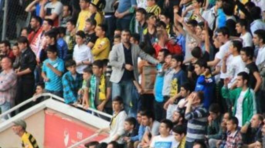 Başkent&rsquo;te Takla Atan Otomobil Alevler İ&ccedil;inde Kaldı: 2 Yaralı