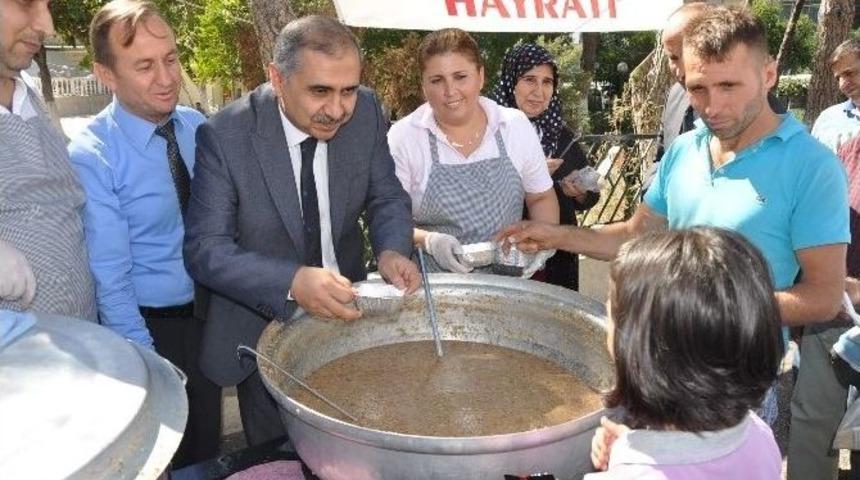 Vali &Ouml;mer Faruk Ko&ccedil;ak Aşure Dağıttı