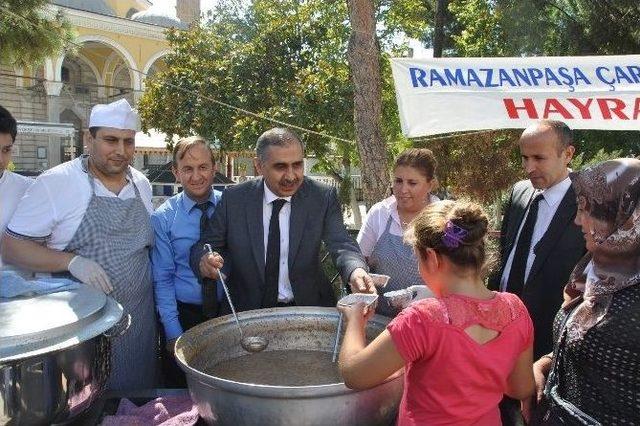 Vali Ömer Faruk Koçak Aşure Dağıttı