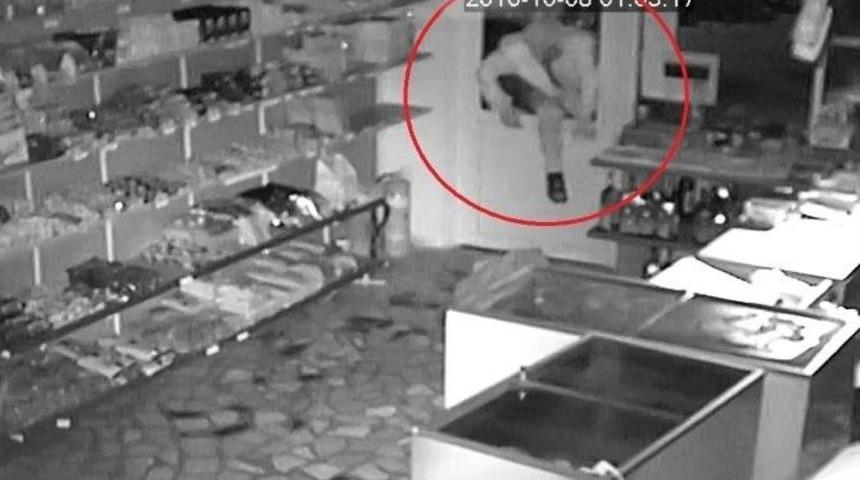 Kap&uuml;şonlu Hırsız, Marketi Gece Vakti Soydu