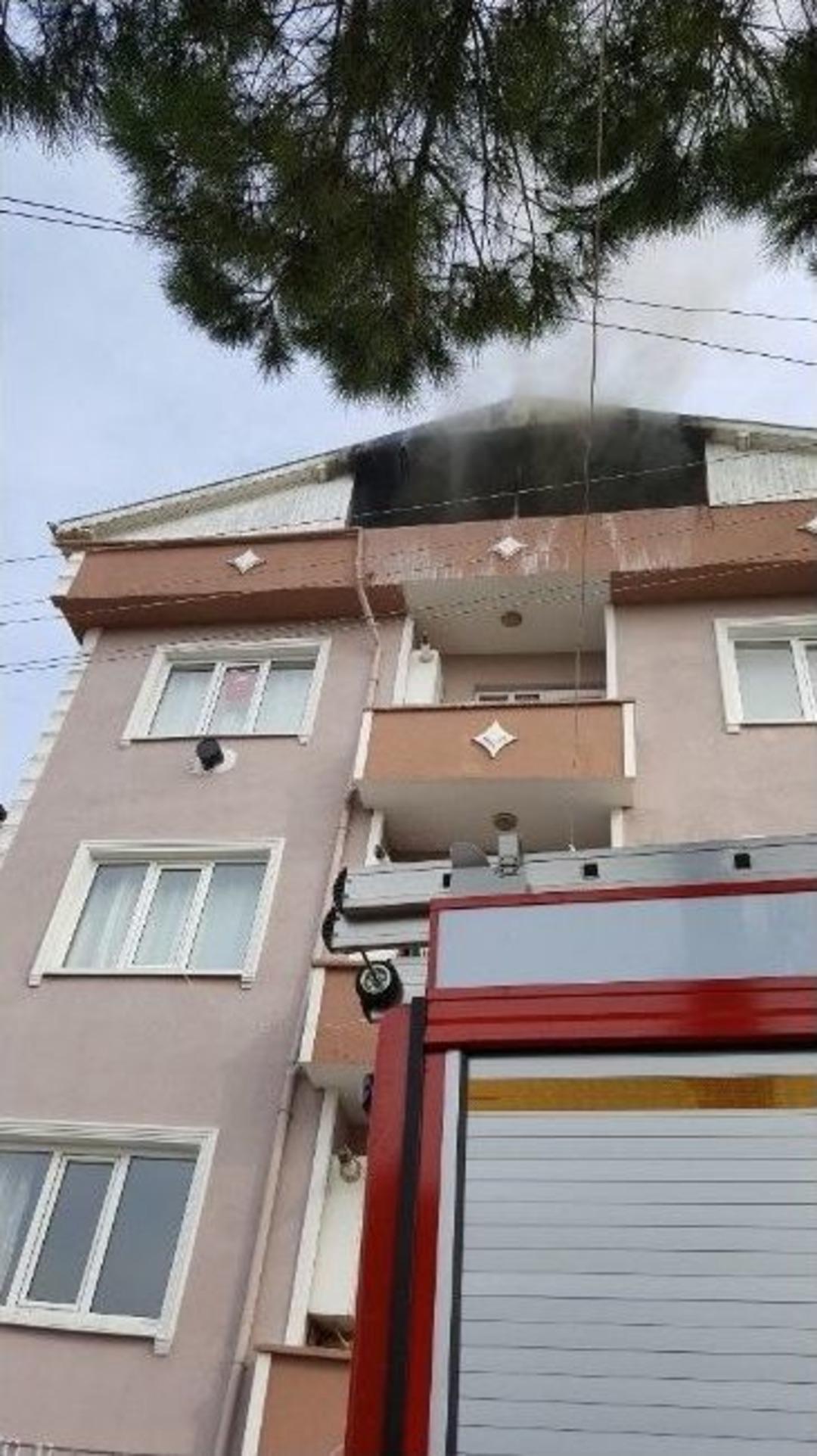 &Ccedil;atı Kısmında &Ccedil;ıkan Yangın Daireyi K&uuml;le &Ccedil;evirdi