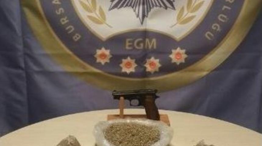 Uyuşturucudan Yakalanan Adam Su&ccedil;u Oğlunun &Uuml;zerine Attı