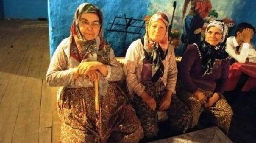 Tarihi Birgi&rsquo;de Sahnelenen Oyuna B&uuml;y&uuml;k İlgi