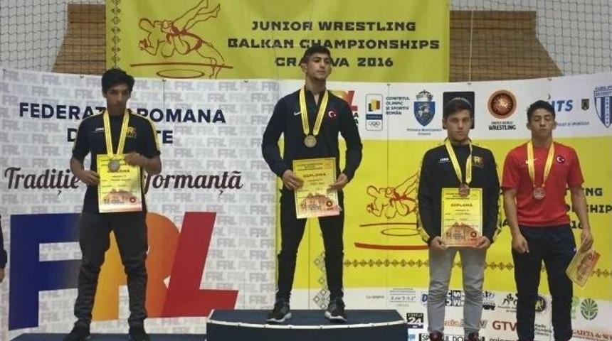 Akhisarlı G&uuml;reş&ccedil;iler, Balkanlardan 2 Altın Ve 1 Bronz Madalya İle D&ouml;nd&uuml;ler