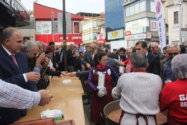 Bafra’da 3 Bin Kişiye Aşure Dağıtıldı