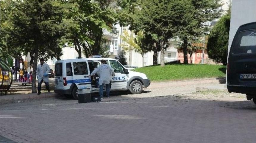 Bunalıma Girdi, Kendini Kalorifer Borusuna Astı