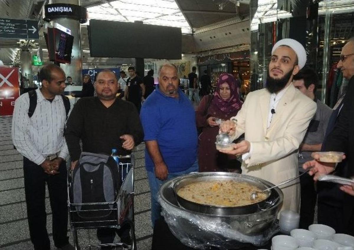 Atat&uuml;rk Havalimanı&rsquo;nda Aşure İkram Edildi
