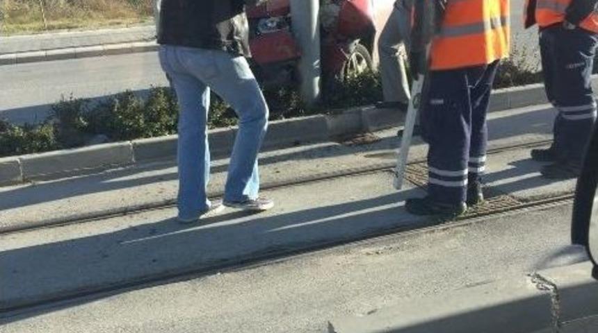 Otomobil Direğe &Ccedil;arptı: 2 Yaralı