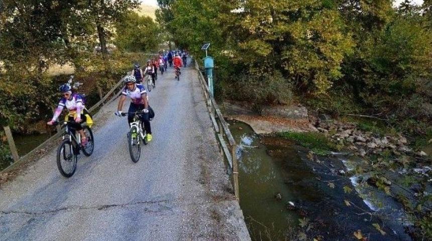 &Ouml;zg&uuml;rl&uuml;k İ&ccedil;in Bir Bisiklet, Bir Kitap Yeter