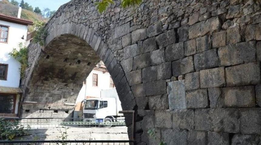 Niksar&rsquo;da Tarihi "leylekli K&ouml;pr&uuml;"y&uuml; Yine Tahrip Ettiler