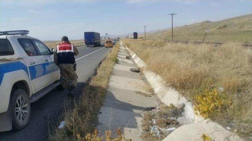 Horasan&rsquo;da Yolcu Treninin &Ccedil;arptığı Trakt&ouml;r S&uuml;r&uuml;c&uuml;s&uuml; &Ouml;ld&uuml;