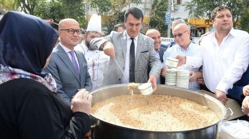 Mustafa D&uuml;ndar Aşure Dağıttı