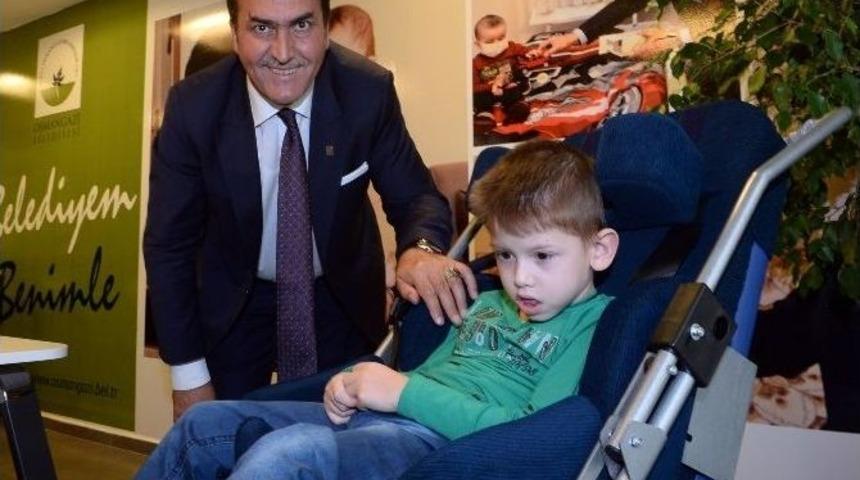 Doğuştan Y&uuml;r&uuml;me &Ouml;z&uuml;rl&uuml; Uğur&rsquo;a Mustafa D&uuml;ndar&rsquo;dan Anlamlı Hediye