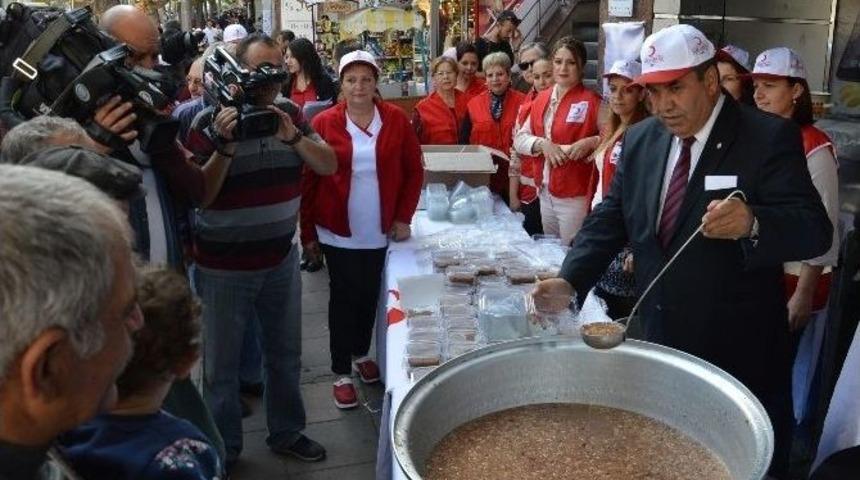 T&uuml;rk Kızılay&rsquo;ı Aşure Dağıttı