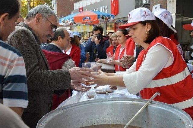 T&uuml;rk Kızılay&rsquo;ı Aşure Dağıttı 1