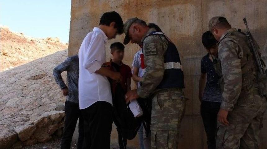 K&ouml;pr&uuml; Altında Bulunan Gen&ccedil;ler Jandarma Ekiplerini Harekete Ge&ccedil;irdi