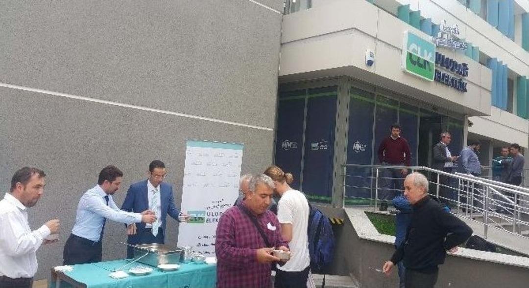 Clk Uludağ Elektrik Aşure G&uuml;n&uuml;nde M&uuml;şterilerinin Ağzını Tatlandırdı