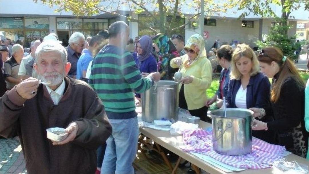 Cami &Ccedil;ıkışında Y&uuml;zlerce Kişi Aşure Kuyruğuna Girdi