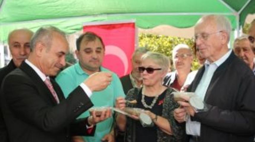 Katolik Papazı İlk Defa Aşure Yedi