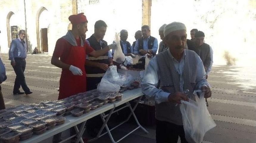 Silvan Belediyesi Aşure Dağıttı.