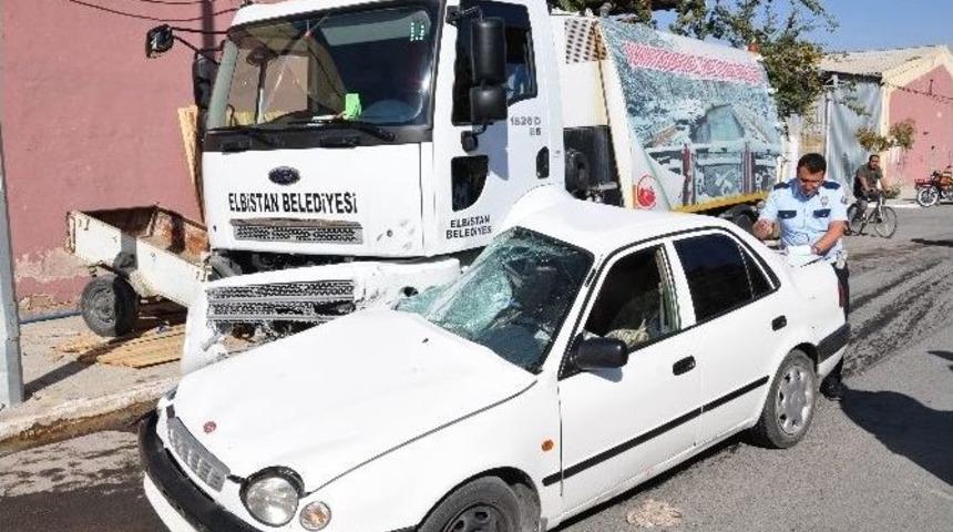 Temizlik Aracı İle Otomobil &Ccedil;arpıştı: 1 &Ouml;l&uuml;