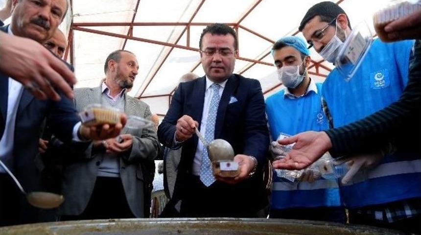 Taş&ccedil;ı Aşure Dağıttı