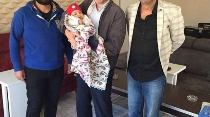2 Bu&ccedil;uk Aylık T&uuml;rkmen Bebeğe Hayırsever Sahip &Ccedil;ıktı