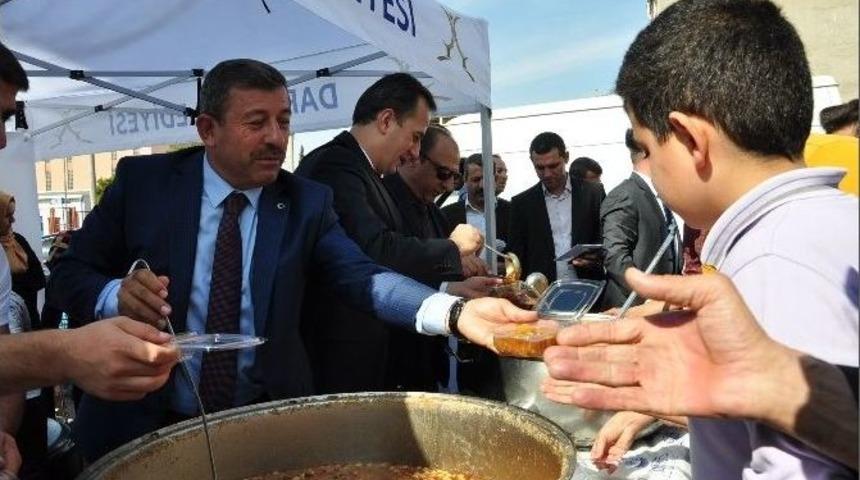 Başkan Karabacak, Muharrem Ayı M&uuml;nasebetiyle Vatandaşa Aşura Dağıttı