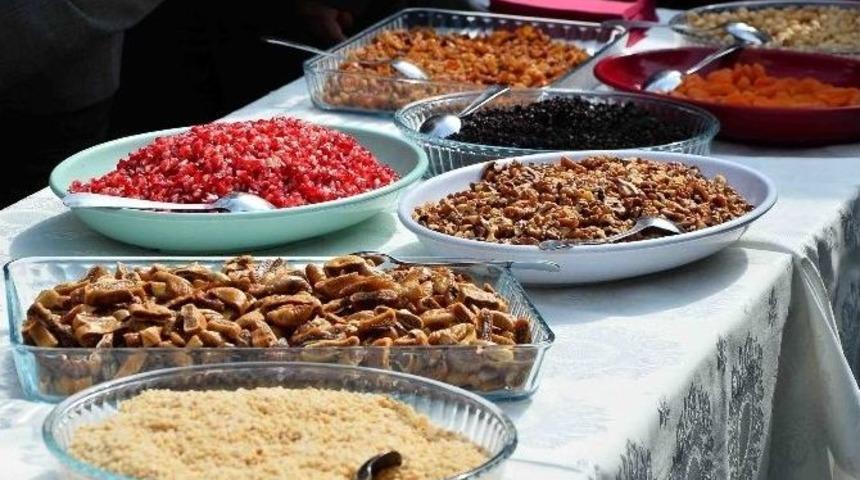 Bağcılar&rsquo;da Vatandaşlara Dev Kazandan Aşure İkram Edildi