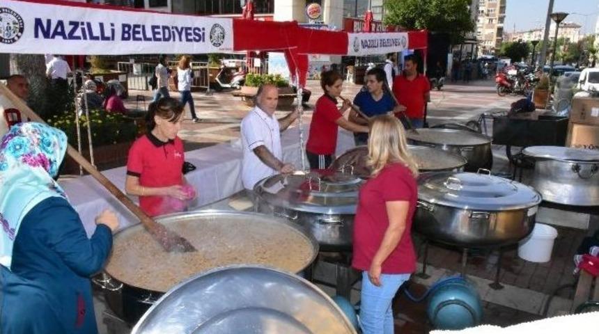 Nazilli Belediyesi 10 Bin Kişiye Aşure Dağıttı