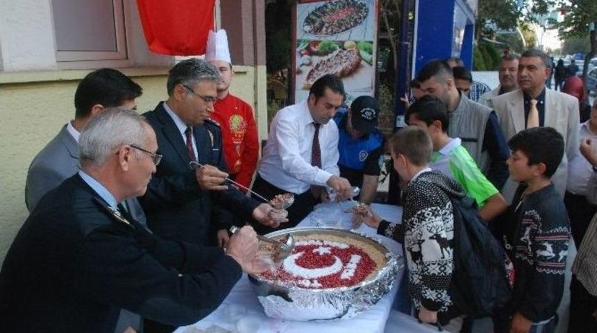 Tokat Polisinden Aşure İkramı