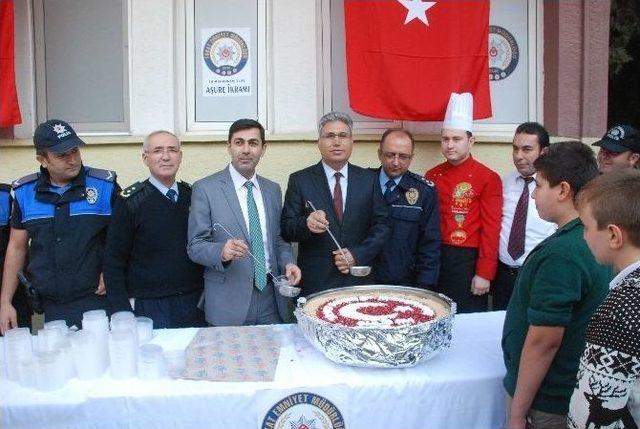 Tokat Polisinden Aşure İkramı