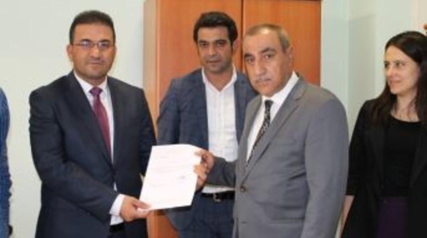 Siirt Baro Başkanlığı&rsquo;na Se&ccedil;ilen Dilek Mazbatasını Aldı