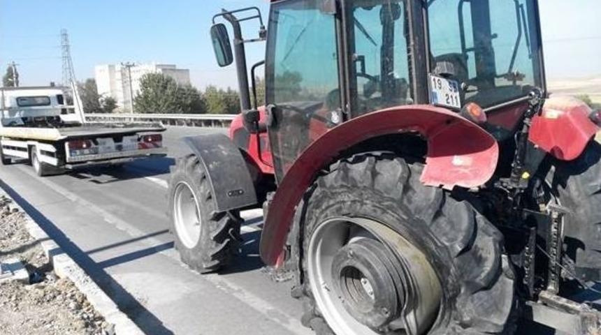 Otomobil Trakt&ouml;rle &Ccedil;arptı: 1 Yaralı