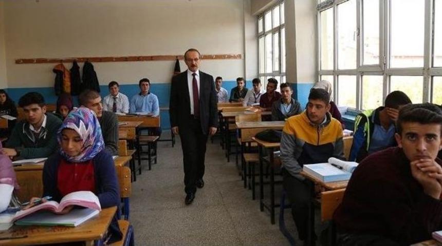 Vali Yavuz Tecr&uuml;belerini &Ouml;ğrencilerle Paylaştı