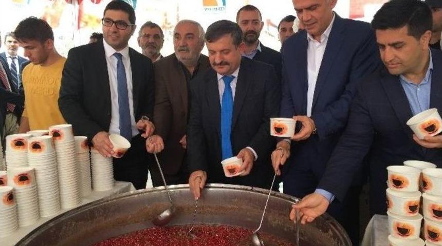 &Ccedil;ekmek&ouml;y Belediyesi Vatandaşlara Aşure Dağıttı