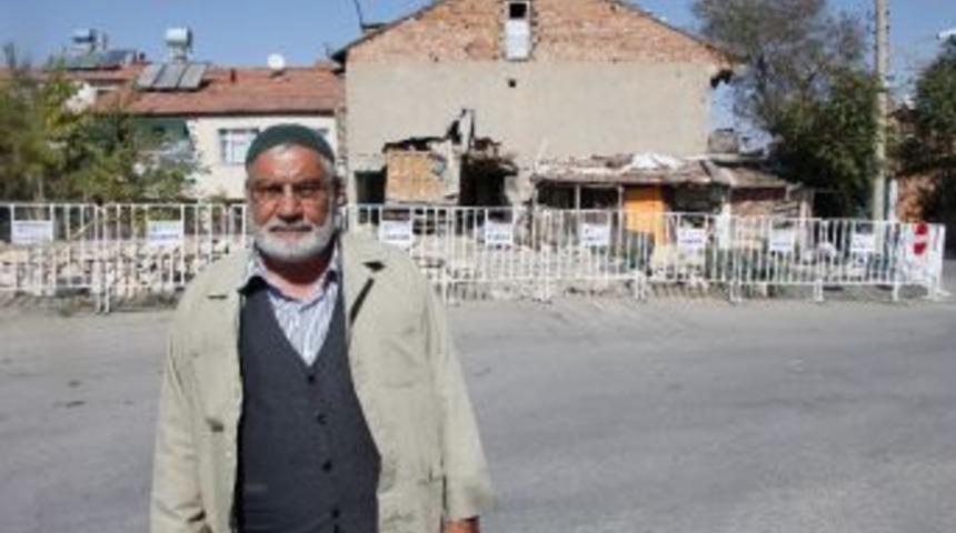 Evin İ&ccedil;erisine Giren Kamyon 4 G&uuml;nd&uuml;r &Ccedil;ıkarılmadı