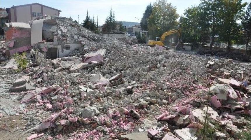 Boz&uuml;y&uuml;k&rsquo;te Tahliye Edilen Okul Yıkılıyor