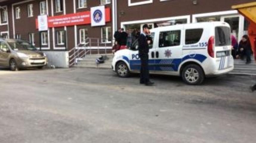 Polis Kız &Ouml;ğrencilerin G&uuml;venliği İ&ccedil;in Yurt &Ouml;n&uuml;ndeki N&ouml;betini S&uuml;rd&uuml;r&uuml;yor