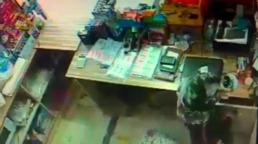 Uşak&rsquo;ta Hırsızlık Anları G&uuml;venlik Kameralarına Yansıdı