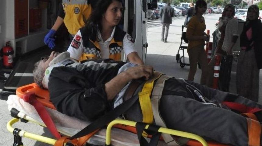 Kapalı Kasa Kamyonet Direğe &Ccedil;arptı: 2 Yaralı