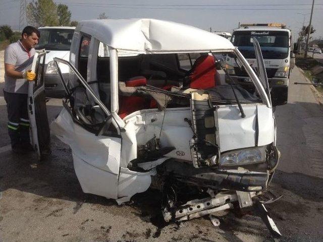 Kapalı Kasa Kamyonet Direğe &Ccedil;arptı: 2 Yaralı 1