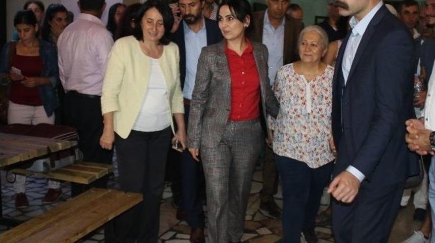 Hdp Eş Genel Başkanı Y&uuml;ksekdağ, Antalya&rsquo;da Lokma Dağıtımına Katıldı