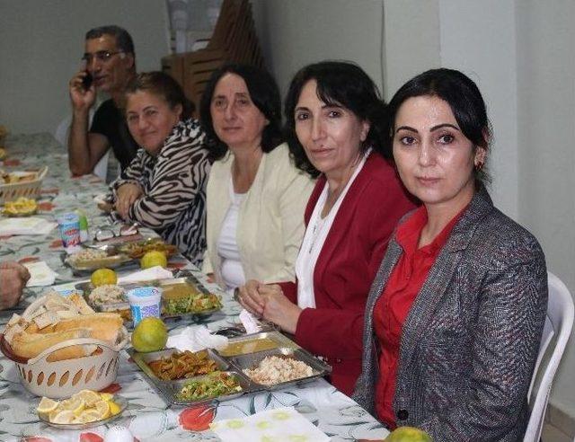 Hdp Eş Genel Başkanı Yüksekdağ, Antalya’da Lokma Dağıtımına Katıldı