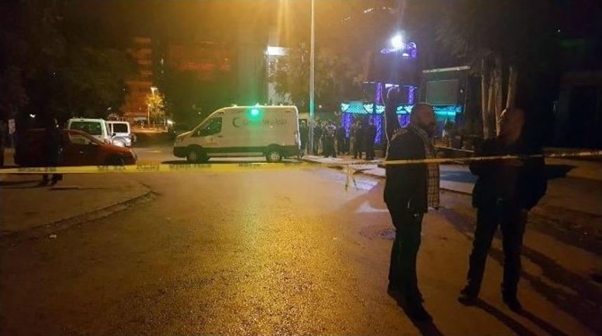 Gece Kul&uuml;b&uuml;nde &Ccedil;ıkan Kavga Kanlı Bitti: 1 &Ouml;l&uuml;, 3 Yaralı