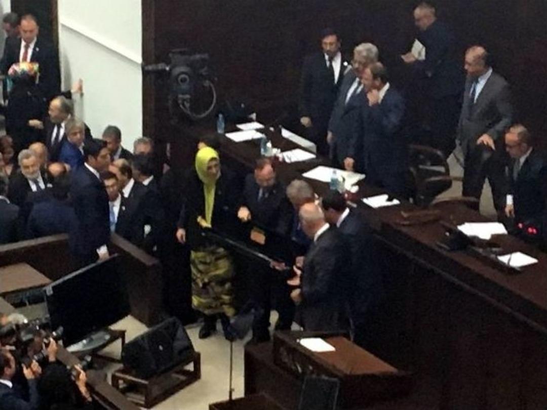 Ak Partili Başkan, "kılıcınız Keskin Olsun" Diyerek Başbakana Kılı&ccedil; Hediye Etti