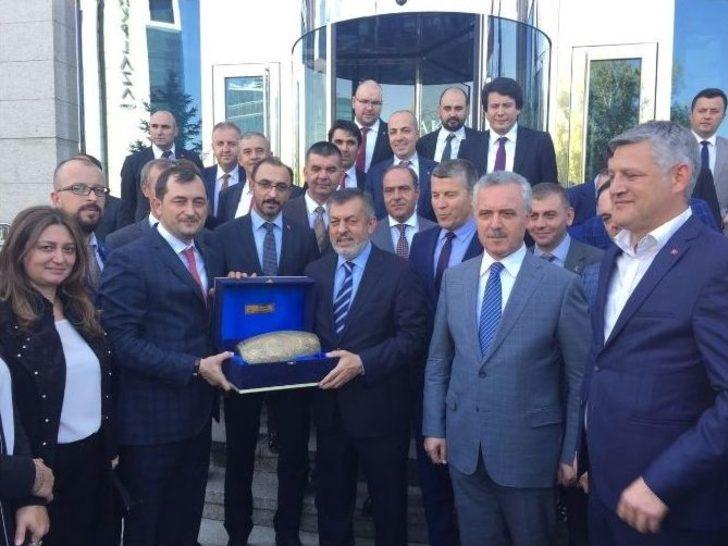 Ak Partili Başkan, "kılıcınız Keskin Olsun" Diyerek Başbakana Kılıç Hediye Etti G1